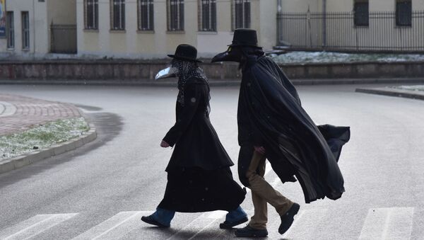 Люди в костюмах и масках на улицах Львова, Украина - Sputnik Молдова