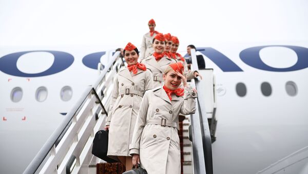Стюардессы спускаются по трапу дальнемагистрального широкофюзеляжного пассажирского самолета Airbus A350-900 авиакомпании Аэрофлот - Sputnik Moldova-România