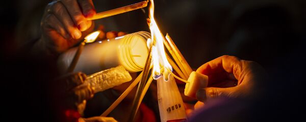 Благодатный огонь доставили в Молдову из Иерусалима - Sputnik Moldova