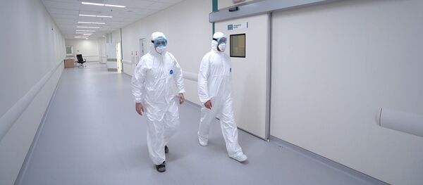 Сотрудники медицинского стационара на территории больничного комплекса в Коммунарке - Sputnik Moldova