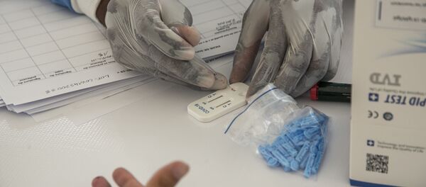 Медицинский работник проводит тестирование на covid-19 - Sputnik Moldova