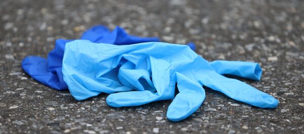 Использованные резиновые перчатки лежит на земле - Sputnik Moldova