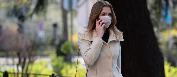 Девушка в защитной маске  - Sputnik Молдова