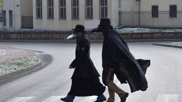 Люди в костюмах и масках на улицах Львова, Украина - Sputnik Moldova