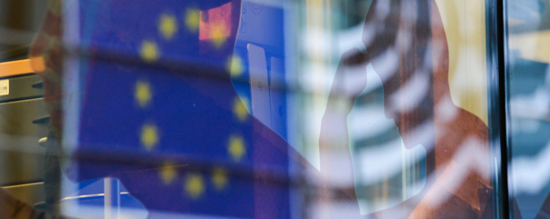 Отражение флага Евросоюза в окне одного из зданий в Брюсселе. - Sputnik Moldova-România, 1920, 13.07.2021