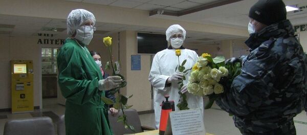 Цветы в благодарность тем, кто на передовой противостояния COVID-19 - Sputnik Молдова