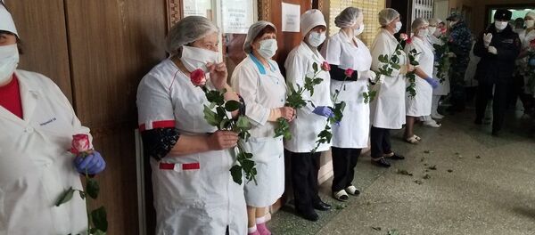 Цветы в благодарность тем, кто на передовой противостояния COVID-19 - Sputnik Молдова