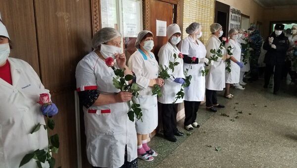 Цветы в благодарность тем, кто на передовой противостояния COVID-19 - Sputnik Молдова
