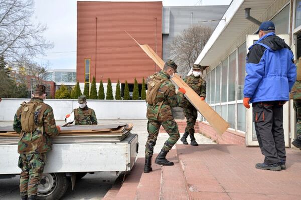 Militarii ajută la amenajarea Centrului COVID-19 Chișinău – Foto Militarii ajută la amenajarea Centrului COVID-19 Chișinău – Foto - Sputnik Moldova