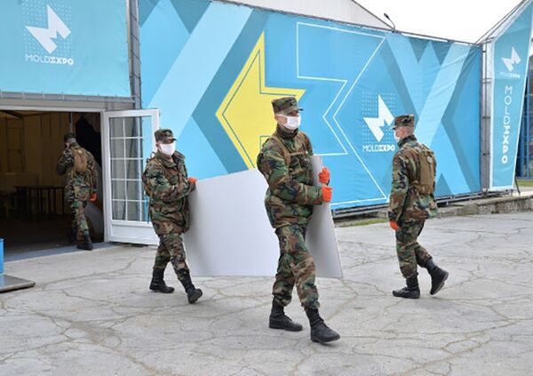 Militarii ajută la amenajarea Centrului COVID-19 Chișinău – Foto Militarii ajută la amenajarea Centrului COVID-19 Chișinău – Foto - Sputnik Moldova