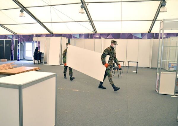 Militarii ajută la amenajarea Centrului COVID-19 Chișinău – Foto Militarii ajută la amenajarea Centrului COVID-19 Chișinău – Foto - Sputnik Moldova