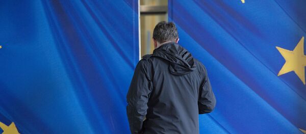 Мужчина идет через раздвижную дверь со звездами Европейского Союза - Sputnik Молдова