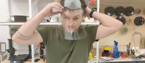 Подают пример: студенты массового производят защитные маски для врачей Подают пример: студенты массового производят защитные маски для врачей - Sputnik Молдова