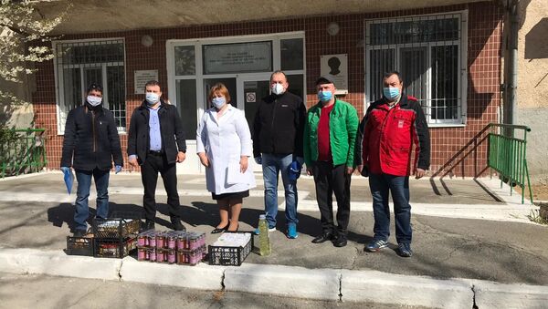 Добровольцы привезли мед в больницу - Sputnik Молдова