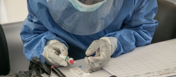 Медицинский работник проводит тестирование на covid-19 - Sputnik Moldova