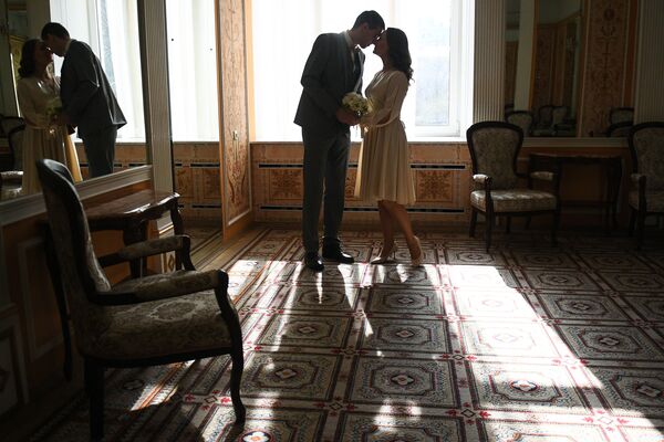 Молодожены во дворце бракосочетания №1 в Москве - Sputnik Молдова