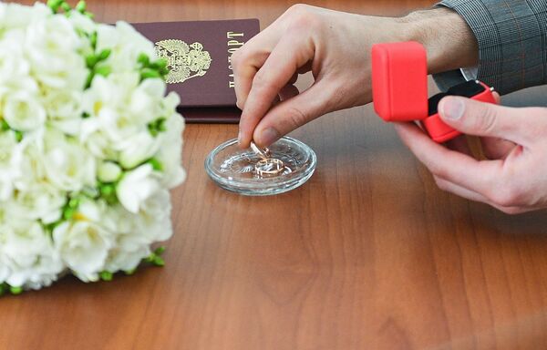 Во время церемонии заключения брака во дворце бракосочетания №1 в Москве - Sputnik Молдова