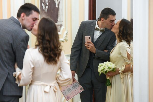 Молодожены во дворце бракосочетания №1 в Москве - Sputnik Молдова