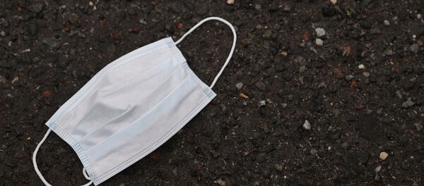 Используемая маска лежит на земле - Sputnik Moldova