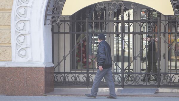 Мужчина на улице во время самоизоляции  - Sputnik Молдова