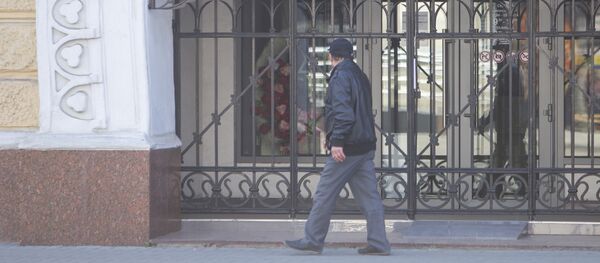 Мужчина на улице во время самоизоляции  - Sputnik Молдова