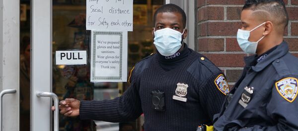 Призыв к соблюдению дистанции на двери магазина в Нью-Йорке  - Sputnik Moldova