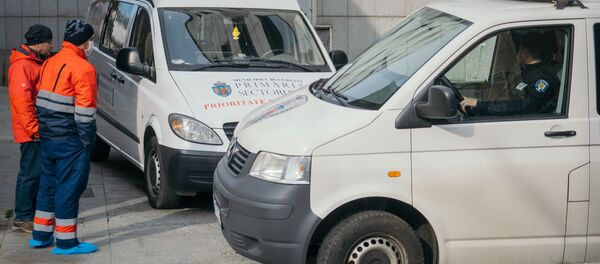 Angajații serviciilor de urgență așteaptă lângă un hotel din București Angajații serviciilor de urgență așteaptă lângă un hotel din București - Sputnik Moldova-România