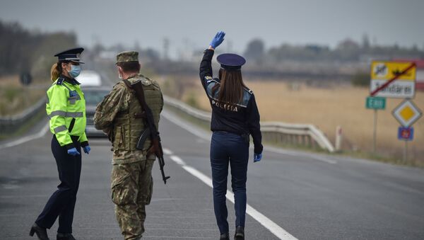 Polițiștii români verifică șoferii la un punct de control improvizat la intrarea în orașul Țăndărei - Sputnik Moldova-România