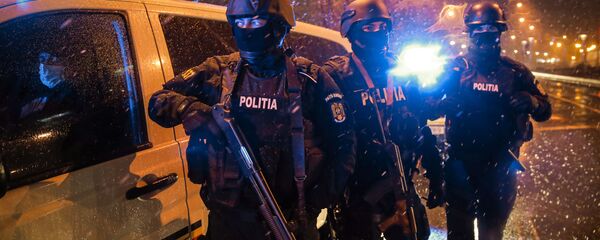 Ofițerii forțelor speciale române pe o stradă din București - Sputnik Moldova-România