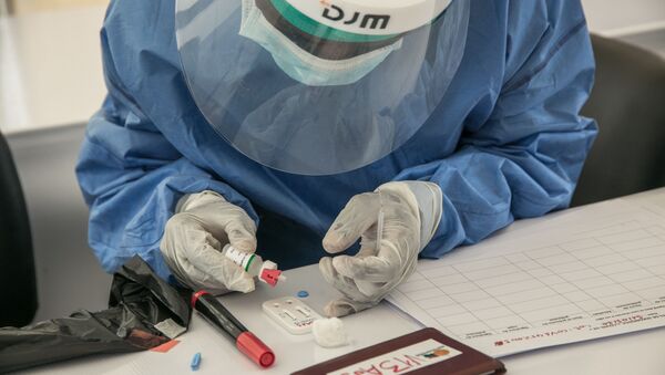 Медицинский работник проводит тестирование на covid-19 - Sputnik Moldova