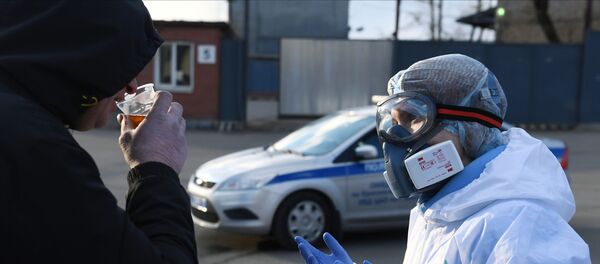 Волонтеры фонда Доктор Лиза помогают бездомным во время пандемии коронавируса - Sputnik Молдова