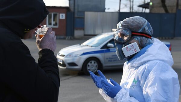 Волонтеры фонда Доктор Лиза помогают бездомным во время пандемии коронавируса - Sputnik Молдова