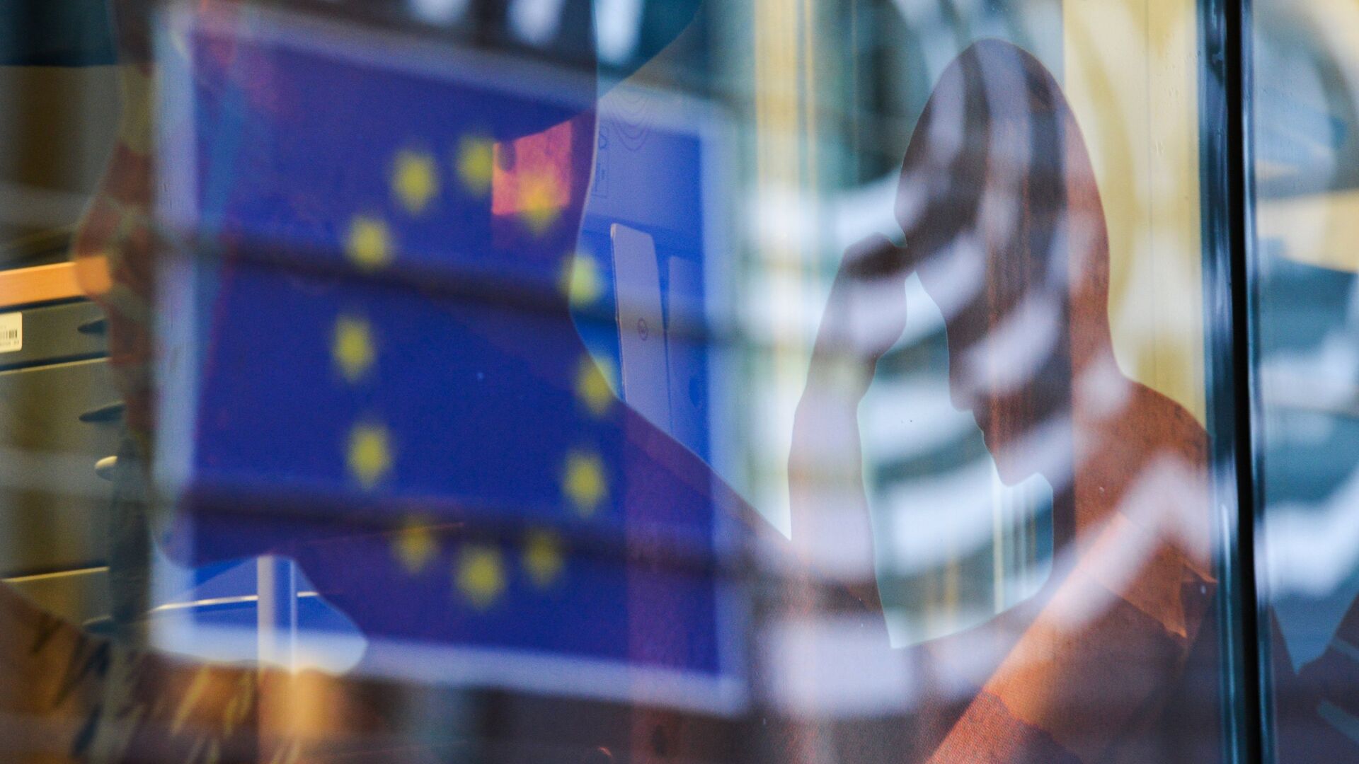 Отражение флага Евросоюза в окне одного из зданий в Брюсселе. - Sputnik Moldova-România, 1920, 01.06.2022