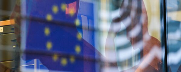 Отражение флага Евросоюза в окне одного из зданий в Брюсселе. Отражение флага Евросоюза в окне одного из зданий в Брюсселе. - Sputnik Moldova-România