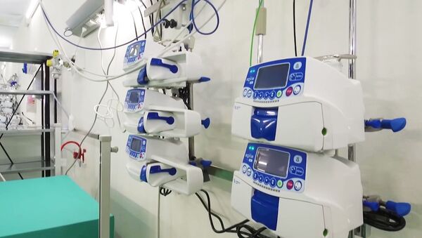Медицинская техника у койки в палате полевого госпиталя в Бергамо - Sputnik Moldova