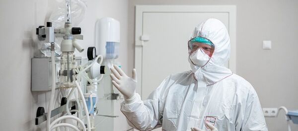 Врач в палате перепрофилированного корпуса центра им М.И. Сеченова для лечения пациентов с коронавирусом.  - Sputnik Moldova
