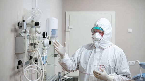Врач в палате перепрофилированного корпуса центра им М.И. Сеченова для лечения пациентов с коронавирусом.  - Sputnik Moldova