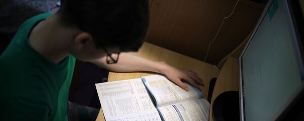 Школьник во время дистанционного обучения дома. - Sputnik Молдова