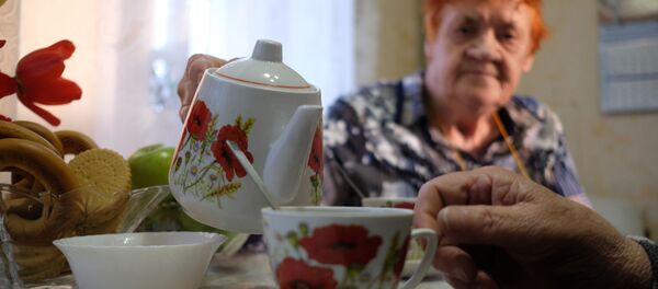 Пожилая семейная пара пьет чай у себя дома во время самоизоляции - Sputnik Молдова