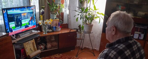 Пожилой мужчина смотрит телевизор у себя дома во время самоизоляции Пожилой мужчина смотрит телевизор у себя дома во время самоизоляции - Sputnik Moldova