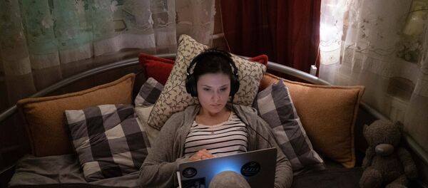 Девушка с ноутбуком во время самоизоляции - Sputnik Moldova