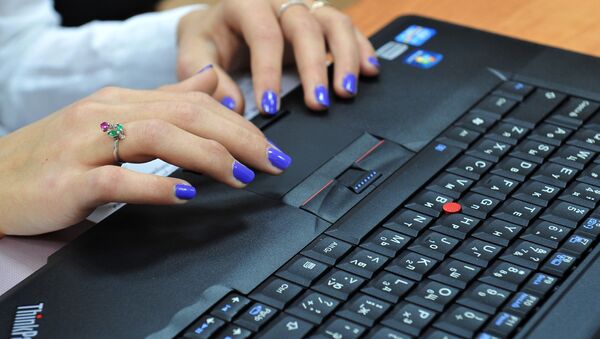 Девушка работает за ноутбуком  - Sputnik Молдова