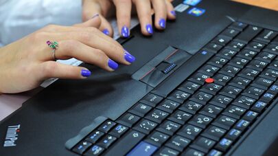 Девушка работает за ноутбуком 