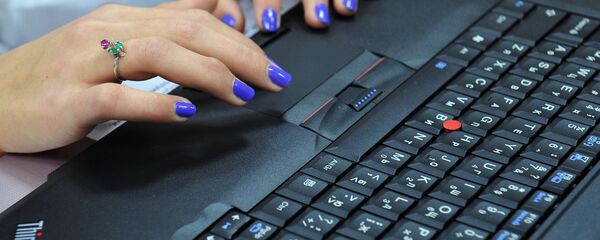 Девушка работает за ноутбуком  - Sputnik Молдова