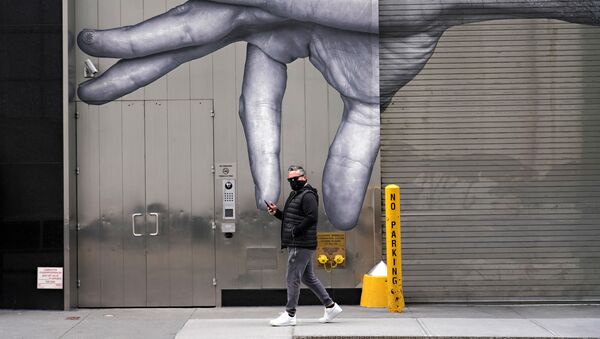 Мужчина напротив стрит-арта в Нью-Йорке  - Sputnik Молдова
