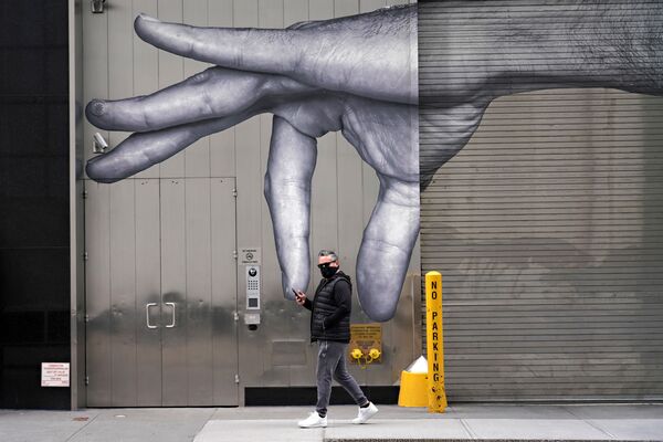 Мужчина напротив стрит-арта в Нью-Йорке  - Sputnik Молдова