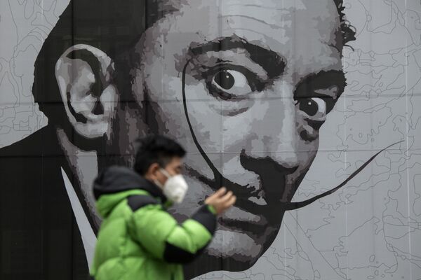 Мужчина в медицинской маске на фоне граффити с изображением Сальвадора Дали в Шанхае, Китай - Sputnik Молдова