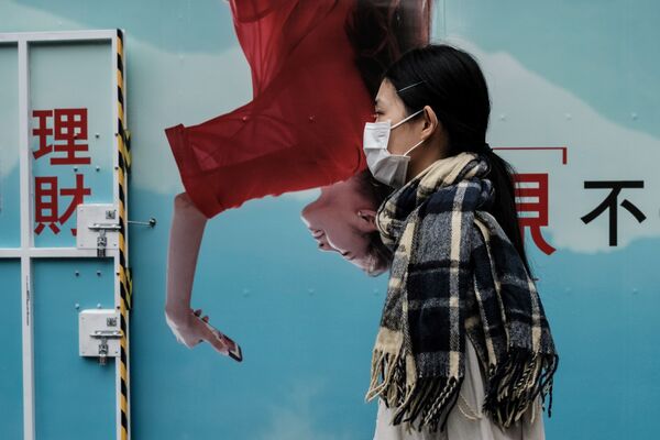 Девушка напротив рекламного плаката в Гонконге  - Sputnik Молдова