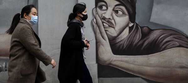 Девушки в масках напротив граффити в Ухане  - Sputnik Молдова