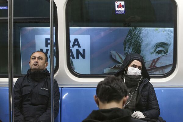 Пассажиры метро в масках в Стамбуле  - Sputnik Молдова